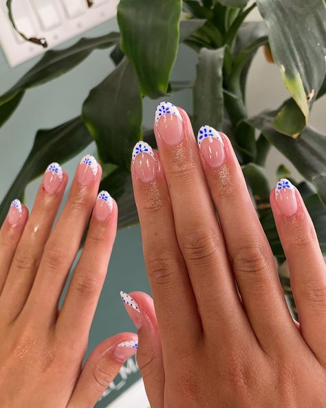 i love this design SO MUCH 💙💙 #nails #trend #nails2inspire #nailaddict #naildesign #frenchnails #simplenails #trend #sogelnails #hemafree Middle East Nails, Hamptons Nails, Nails For Portugal, Trending Nails Now, Cape Cod Nails, Acyrilics Nails Ideas, Dump Nails, Scotland Nails, Mama Mia Nails