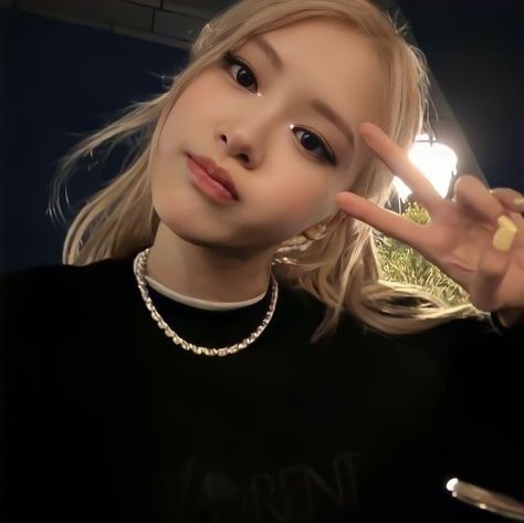 Rosé Cute Blackpink, Books And Pens Photography, Blackpink Rosé Icons, Rose And Rosie, Rose Park, Rose Icon, Lisa Rosé, Rose Photos, Rosé Blackpink