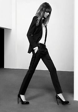 Freja Beha Erichsen photographed by Hedi Slimane for Saint Laurent Pre Fall 2013 Freja Beha Erichsen, Black And White Outfit, Mode Editorials, Fest Outfits, Vogue Australia, Business Outfit, Mode Inspo, White Photo, Urban Chic