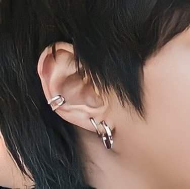 Ear Piercings Masc, Beomgyu Ear Piercing, Beomgyu Piercing, Mens Piercings, Minimalist Ear Piercings, Kpop Earrings, Mystical Tattoos, Ear Style, Girly Bags