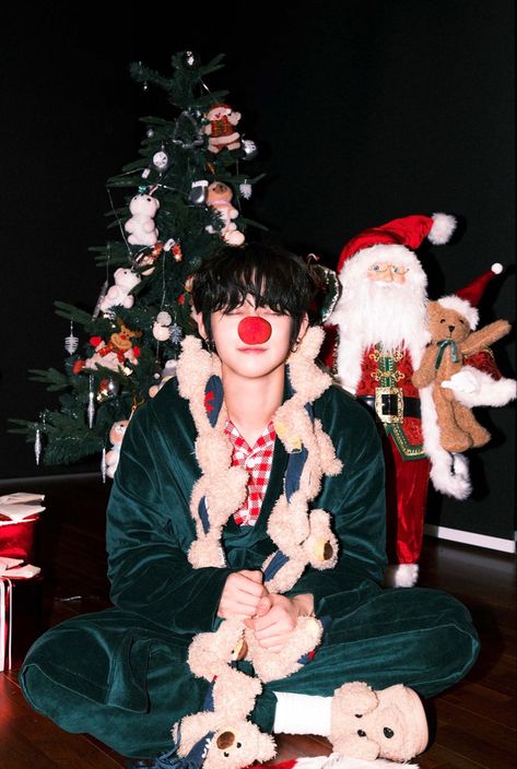 Christmas Tree Pictures, Christmas Aesthetic Wallpaper, Choi Daniel, Christmas Icons, My Chemical, Tree Gift, Christmas Aesthetic, Holiday Photos, Christmas Wallpaper