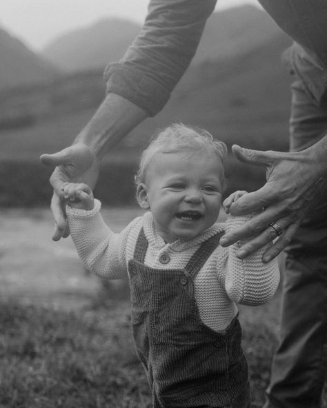 Family Photos Outside Summer, Self Family Portraits, Timeless Family Photoshoot, Pnw Family Photos, Willow Tree Family Photos, Couple With Toddler Photography, Dreamy Family Photos, Blank Wall Photoshoot Ideas, Age Gap Siblings Photography