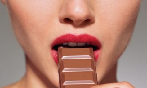 Chocolate helps your skin stay young; lentils will make you look older Younger Hair, Chocolate Photography, Girl Eating, Eating Chocolate, Kiss Cookies, Kolaci I Torte, Raw Diet, I Love Chocolate, Zinfandel