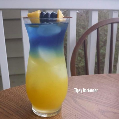 Possible signature drink: Yellow part 1oz pineapple rum 4oz pineapple juice Blue part: 1 oz blueberry rum 1squirt Crystal lite blue raspberry 2 oz water Garnish with pineapple and blueberries. Bartender Recipes, Pineapple Chunks, Tipsy Bartender, Pineapple Rum, Pretty Drinks, Alcohol Drink Recipes, Drink Ideas, Crystal Light, Alcohol Recipes