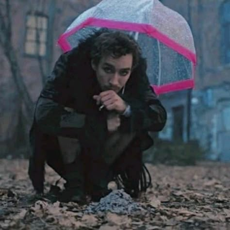 Klaus Umbrella Academy, Alt Summer Outfits, Peter Vincent, Cry A River, Klaus Hargreeves, Robert Sheehan, Will Wood, Be More Chill, Movie Shots