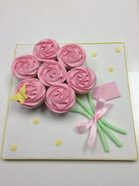 Mother’s Day Gift Idea: DIY Cupcake Bouquet. Give Mom the ultimate gift with this creative gift complete with cupcakes and her favorite ribbon! Cupcakes Flores, Pull Apart Cake, Mothers Day Cupcakes, Diy Cupcake, 8 Mart, Pull Apart Cupcakes, Pretty Cupcakes, Cupcakes Decorados, Diy Cupcakes