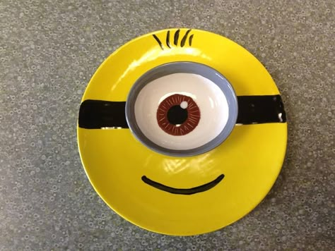 Minion Plate Painting Ideas On Plates, Minion Plate, Pottery Painting Plate Ideas, Painting Pottery Ideas, Ceramic Painting Ideas, Clay Cafe, Ceramic Pinch Pots, Bisque Pottery, Ceramic Cafe