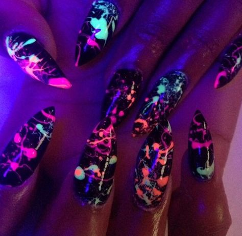 Glow in the dark splatter nails Neon Paint Splatter Nails, Paint Splatter Nails, Fall Nail Inspiration Autumn, Fall Nail Inspiration, Dark Nail Art, Rave Nails, Dark Nail Designs, Graffiti Nails, Splatter Nails