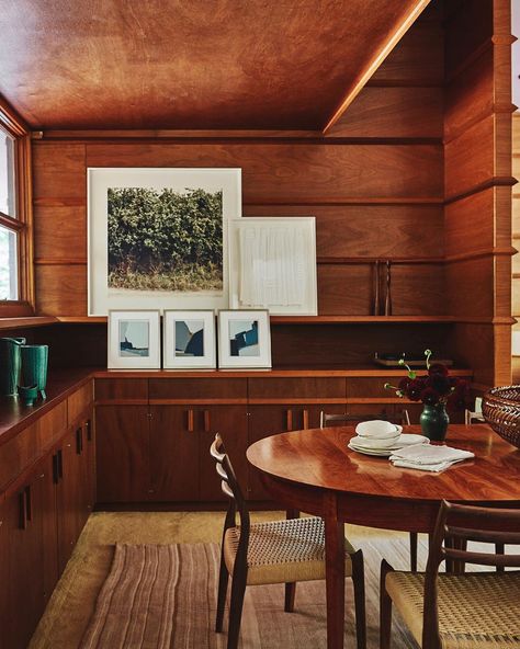 Lazaro Rosa-Violan on Instagram: “De là-haut” Usonian Style, Frank Lloyd Wright Usonian, Usonian House, Mahogany Paneling, Spanish Home, Spanish Home Decor, Frank Lloyd Wright Design, Frank Lloyd Wright Homes, Mobil Home