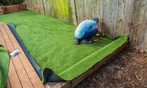 How to lay artificial grass Fake Grass Installation, Fake Grass Backyard, Diy Artificial Turf, Fake Grass For Dogs, Laying Artificial Grass, Artificial Grass Backyard, Artificial Grass For Dogs, Turf Backyard, Installing Artificial Turf