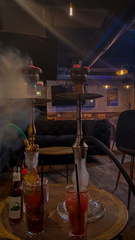 #shisha #bar #friends #nightout #moloko #cocktails Sheesha Snapchat Story, Dinner Date Aesthetic, Bar Pics, Lounge Aesthetic, Rauch Fotografie, Restaurant Pictures, Nightclub Aesthetic, Instagram Party, Alcohol Aesthetic