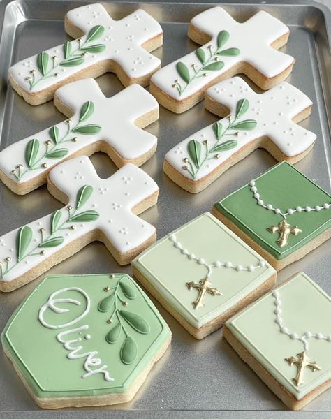 Boys First Communion Cakes, Theme Bapteme, Recuerdos Primera Comunion Ideas, Cross Cookies, Baptism Cookies, Confirmation Party, Confirmation Cakes, First Communion Decorations, Cookies Decoradas