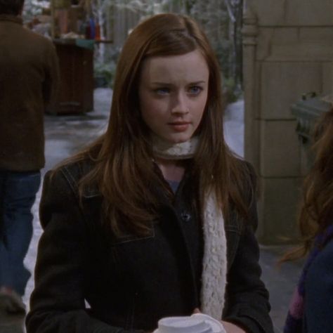 Rory Gilmore Pilot, Yale Rory, Babette Ate Oatmeal, Gilmore Girls Fashion, Gilmore Girls Seasons, Gilmore Girls Fan, Alexis Bledel, Lorelai Gilmore, Stars Hollow