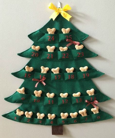 So super cute! A dog advent calendar with a bone a day! Dog Advent Calendar, Felt Advent Calendar, Advent For Kids, Advent Calenders, Felt Christmas Decorations, Advent Calendars For Kids, Diy Advent Calendar, Christmas Advent Calendar, Diy Dog