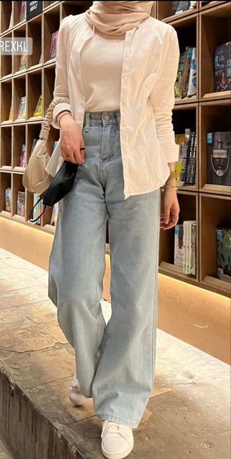 Jeans Hijab Outfit Casual, Ootd Hijab Casual Jeans Kemeja, Muslim Jeans Outfits, White Shirt And Jeans Outfit Hijab, Ootd Jeans Biru, Kemeja Putih Outfit, Casual Hijab Outfit Jeans, Outfit Kemeja Putih, Outfit Jeans Hijab