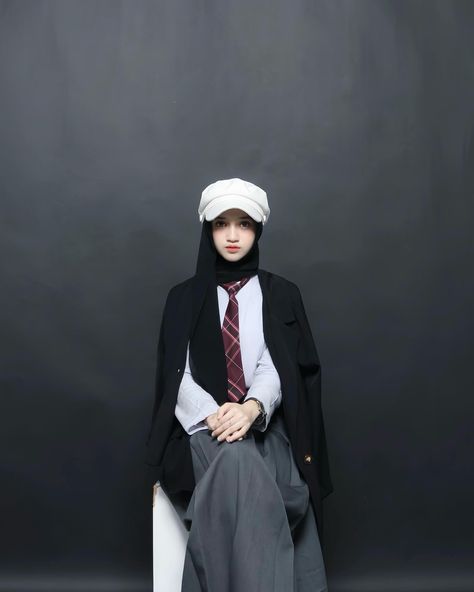 #photoshootideas Hijab Graduation Outfit Ideas, Pose Foto Yearbook, Outfit Foto Studio, American School Outfits, Yearbook Sma, Hijab Graduation Outfit, Pose Yearbook, Mamba Outfit, Foto Yearbook