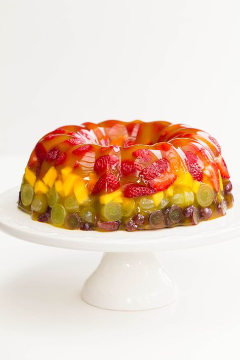 Jello Fruit Cake Dessert Jello Fruit, Strawberry Jello Cake, Jello With Fruit, Jello Mold Recipes, Jelly Desserts, Jello Cake, Gelatin Dessert, Jello Desserts, Strawberry Jello