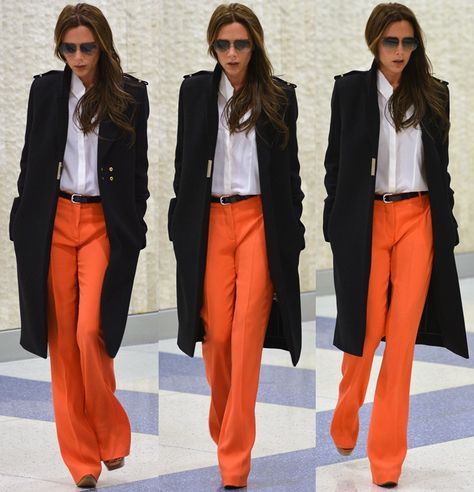 How to Wear Bright Orange Flare Pants Like Victoria Beckham Orange Dress Pants Outfit, How To Style Orange Pants, Orange Wide Leg Pants Outfit, Style Orange Pants, Orange Pants Outfit Work, Bright Orange Outfit, Pantalon Naranja Outfits, Orange Trousers Outfit, Orange Flare Pants