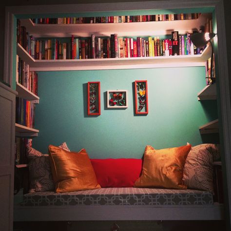 Closet book nook! Love it! Book Nook Closet, Closet Nook, Reading Nook Closet, Bed Closet, Bed Nook, Nook Ideas, Small Bedrooms, Corner Design, Bed In Closet