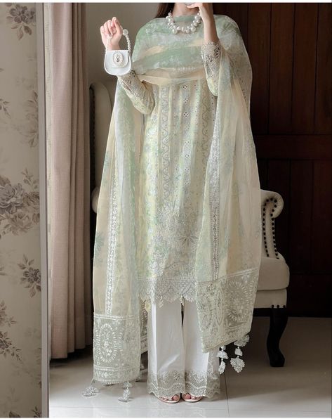 Desi Dress, Pakistani Dresses Casual, Desi Fashion Casual, Pakistani Fancy Dresses, Beautiful Pakistani Dresses, Salwar Kamiz, Indian Dresses Traditional, Simple Pakistani Dresses, Designer Dresses Casual