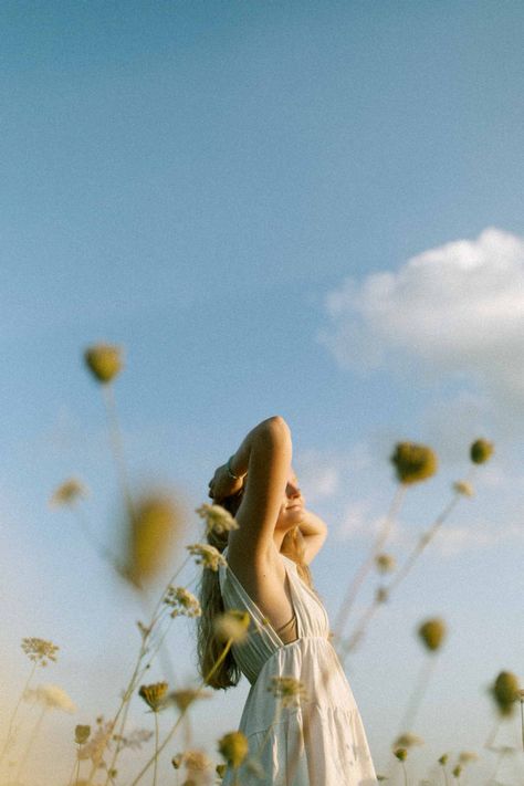 Meadow Photoshoot, Shoot Ideas Creative, Aesthetic Self Portrait, Natural Photoshoot, Outdoor Photoshoot Ideas, Nature Shoot, Meadow Photography, Detail Photography, Lev Livet