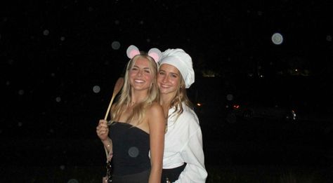 #ratatouille #halloween #halloweekend #costumes #costumeidea Ratatouille Duo Costume, Ratatouille Costume Women, Pixar Cosplay, Halloweekend Costumes, Ratatouille Costume, Chef Costume, Friend Costumes, Classy Halloween Costumes, Duo Costumes