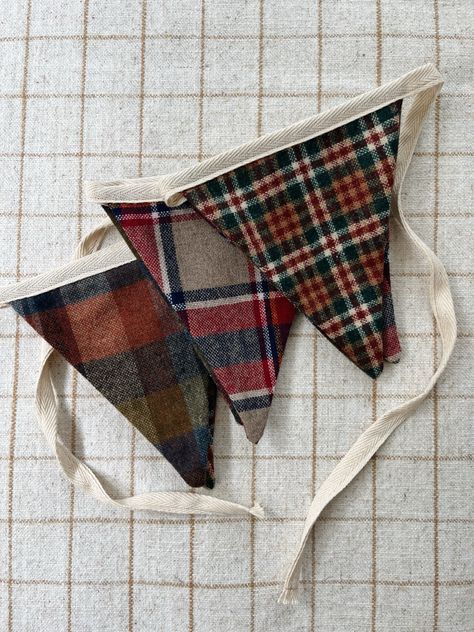 Mixed plaid bunting banner Scrap Fabric Bunting, Homemade Banners Diy, Christmas Bunting Diy, Diy Fabric Bunting, Homeschool Playroom, Back To School Homeschool, Camp Decorations, Flannel Fabric Projects, Christmas Banner Diy