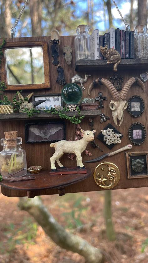 Miniatures Out Of Trash, Miniature Oddities Diy, Recycled Miniatures, Diy Oddities Projects, Miniature Oddities, Miniatures From Trash, Oddity Crafts, Oddities Wall, Dollhouse Terrarium