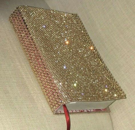 Diy Rhinestone Crafts, Pochette Portable, Bedazzled Shoes, Glamour Decor, Scrapbook Cover, Book Cover Diy, Rhinestone Projects, Rhinestone Crafts, Bling Crafts