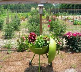 Repurposed Grill~Don't throw that old pit away! Paint it in your favorite color & plant your favorite in it! I'd plant herbs~Italian parsley & onion tops if it were me! Repurposed Planter, Growing Tomatoes In Containers, Backyard Garden Landscape, Green Craft, Weber Grill, Cheap Flowers, Unique Planter, Garden Containers, Unique Gardens