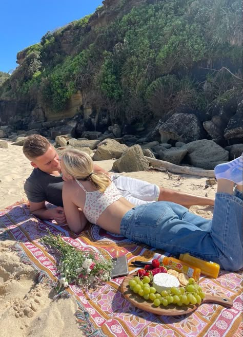 Couple Beach Picnic Ideas, Beach Picnic Date Aesthetic Couple, Beach Date With Boyfriend, Cute Date Night Pictures, Picnic Boyfriend Ideas, Picnic Dates With Boyfriend, Couple Photo Picnic, Beach Date Pictures, Picnic Pics With Boyfriend