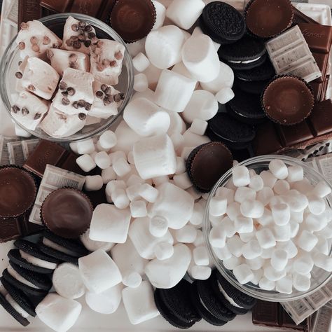 S’mores platter with Oreos, Reese’s bar, mini and regular sized marshmallows, cookies n cream Hershey’s and chocolate chip marshmallows Oreo Charcuterie Board, Oreo Platter, Marshmallows Cookies, Hershey Recipes, Board Night, Birthday Boards, Platter Ideas, Cookies N Cream, Bar Mini