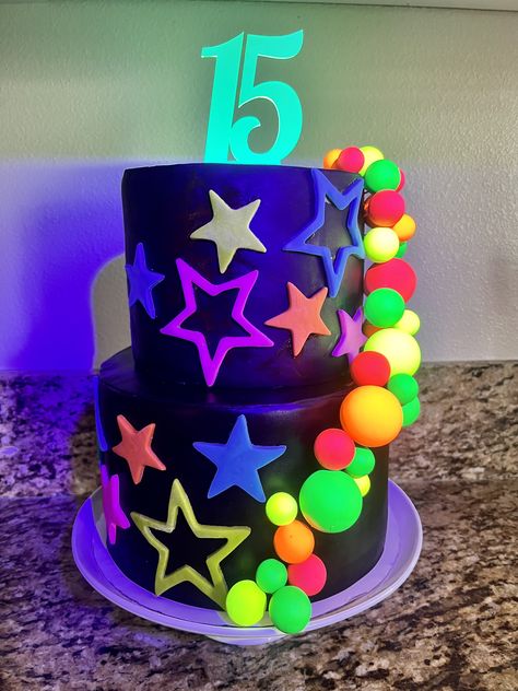 Rave Cake Ideas, Black Light Cake, Rave Cake, Neon Cake Ideas, Glow Birthday Party Ideas, Glow Party Cake, Neon Sweet 16, Neon Birthday Cakes, Neon Cake