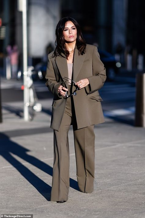 Baggy Blazer, Eva Longoria Style, Expensive Outfits, Oversized Suit, Fashion Collection Inspiration, Wardrobe Makeover, Business Chic, Chic Pants, Baggy Trousers