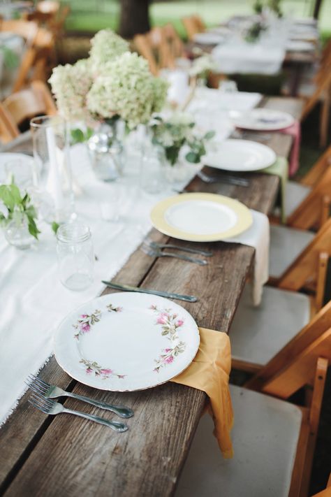 Vintage Plates Wedding, Mismatched China Wedding, Deco Table Champetre, Red Table Settings, Wedding Table Placement, Mismatched Plates, Simple Table Settings, Mismatched China, Wedding Plates