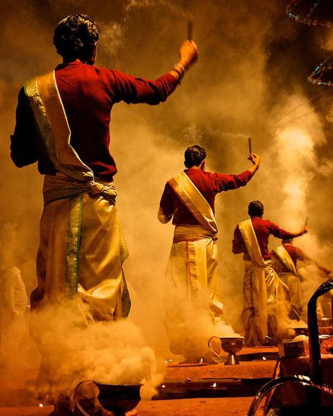 Jaypore on Instagram: “Benaras, where chaos is interspersed with spirituality. Where every winding lane has a story to tell and richness finds expression in…” Amazing India, India Culture, Great River, Photography Help, Indian Aesthetic, Indian Art Paintings, Hindu Art, Varanasi, Incredible India