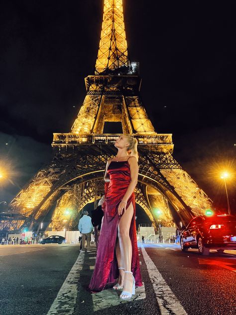 Paris Red Dress, Eiffel Tower Dress, Paris Ideas, Red Birthday Party, Parisian Outfits, Dress Paris, Red Birthday, Paris Girl, Paris Trip