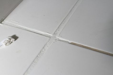 Tile grout paint = amazing White Bathroom Floor, Clean Bathroom Grout, Grout Renew, Grout Paint, Floor Tile Grout, Glitter Grout, Epoxy Grout, Tips For Painting, Quartz Tiles