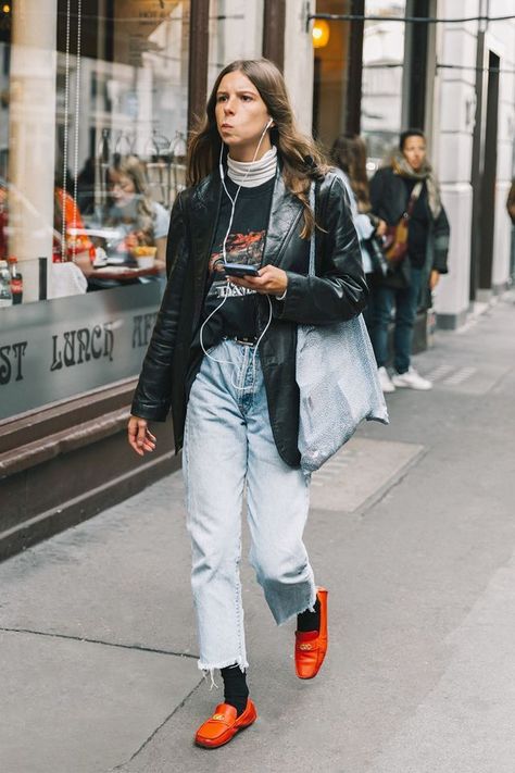 London Fashion Week SS18 Street Style #fashionweeks, Loafers With Socks, London Fashion Weeks, Oufits Casual, Streetwear Mode, Jeans Outfits, Dad Jeans, Nice Outfits, Trendy Swimwear, Outfit Jeans