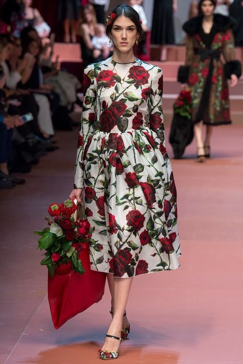 Cool Chic Style Fashion: Fashion Inspiration | Dolce&Gabbana Rose ... Silk Organza Dress, Pleated Skater Dress, Moda Floral, Ellie Saab, Rose Print Dress, Floral Fashion, Dolce E Gabbana, 2015 Fashion, Fall 2015