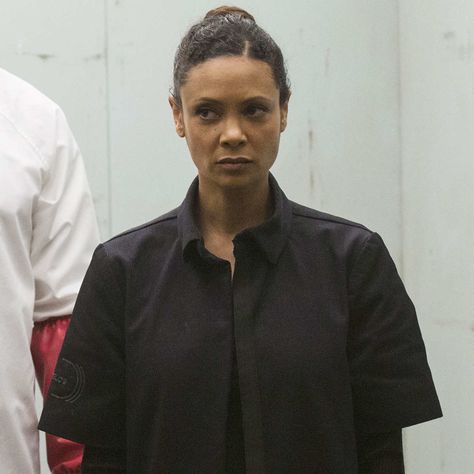 Maeve on the move.  Confirmation that I must now watch the entire season over again! Maeve Westworld, Maeve Millay, Handheld Camera, Thandie Newton, Super Woman, Cosplay Ideas, The Train, Television Show, Wolves