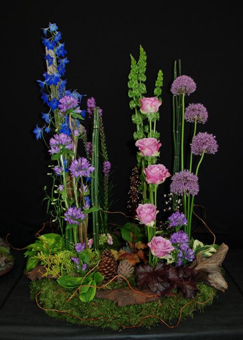 Traditional Line Mass Floral Design, Parallel Arrangement, Vegetative Floral Design, Floral Designs Arrangements, Modern Floral Arrangements, Arrange Flowers, Ikebana Flower Arrangement, Church Flower Arrangements, Double Vision