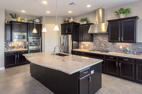 Love this kitchen with dark cabinets & light granite countertops Kitchen With Dark Cabinets, Backsplash With Dark Cabinets, Kitchen Revamp, Countertops Kitchen, Dark Kitchen, Classic Kitchen, Dark Kitchen Cabinets, Elegant Kitchens, Dark Cabinets