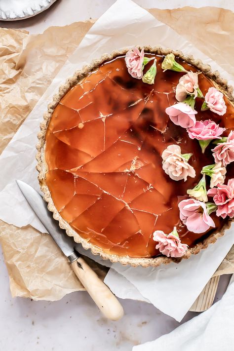 Tart Decorating Ideas, Confectionery Photography, Unusual Desserts, Fancy Recipes, Showstopper Dessert, Spring Dishes, Caramel Desserts, Pastry Tart, Unique Desserts