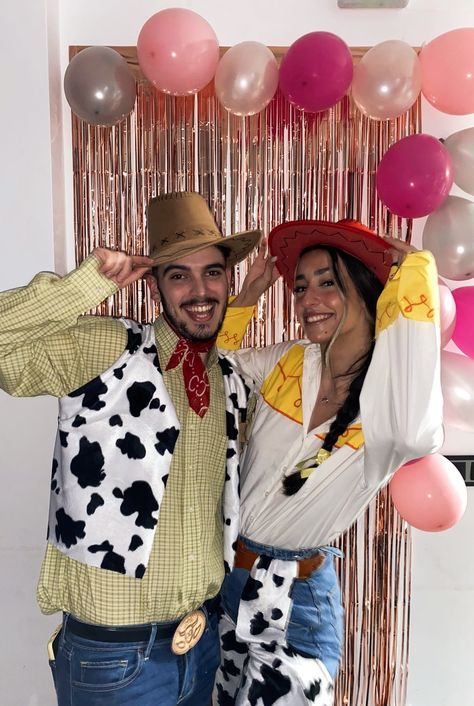 Disfraz Jessie Toy Story, Toy Story Couple Costumes, Disfraz Couple, Woody And Jessie Costumes, Jessie Halloween Costume, Wendy Costume, Couples Fancy Dress, Carnaval Outfit, Woody Costume