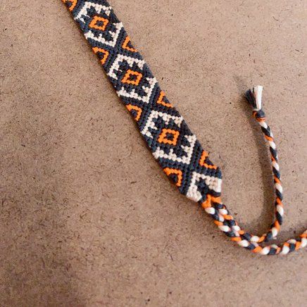 Aztec Flower, Chevron Friendship Bracelets, Cool Friendship Bracelets, String Bracelet Patterns, Ankle Bracelets Diy, Yarn Bracelets, Friendship Bracelet Patterns Easy, Cute Friendship Bracelets, Handmade Friendship Bracelets