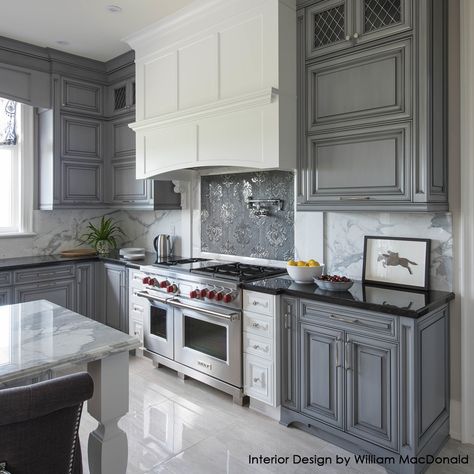 White Kitchen Hood, Dark Grey Kitchen Cabinets, Grey Kitchen Walls, Dark Grey Kitchen, Black Granite Countertops, Gray And White Kitchen, Cabinets White, Gray Cabinets, Kitchen Cabinets Decor