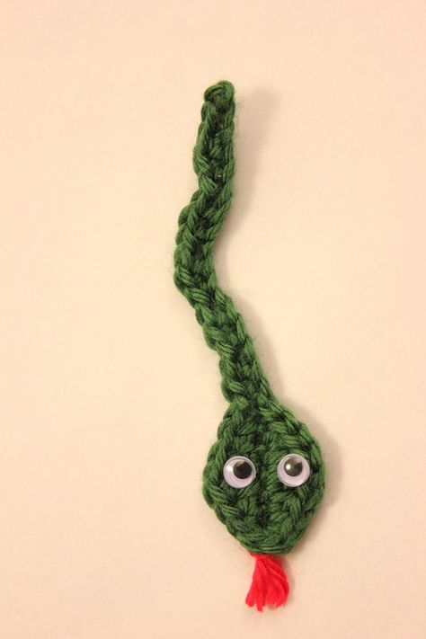 Cute little Snake Pattern Crocheted Bookmarks, Crochet Snake, Crochet Tiny, Crochet Critters, Crochet Appliques, Crochet Fish, Crochet Heart Pattern, Christmas Child, Operation Christmas