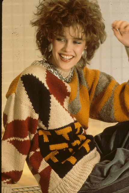 Sweaters during the 80's were chunky and oversized, and often had a shoulder that sloped off the real shoulder area to create a broader look. Geometric prints, primary colors, and pastels were also all common characteristics of 1980's sweater fashions. Costume Année 80, 1990s Fashion Trends, Look 80s, 1980s Fashion Trends, 1980 Fashion, Oversized Pattern, Fashion 1980s, 80s Fashion Trends, 80’s Fashion