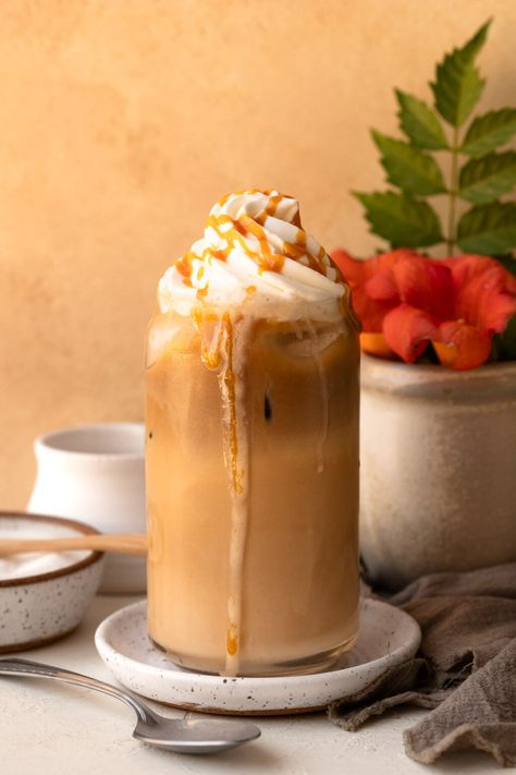 Who needs Starbucks or Dunkin' Donuts when you can make a better coffee drink at home? The next time you’re craving a creamy iced caramel latte, skip the coffee shop and use this easy DIY recipe instead! This drink comes together in just 5 minutes with 3 simple ingredients: espresso, milk, and caramel sauce. It couldn’t be easier! Iced Caramel Latte Recipe, Caramel Coffee Drinks, Coffee Banana Bread, Caramel Latte Recipe, Ninja Coffee Bar Recipes, Iced Caramel Latte, Diy Caramel, Iced Latte Recipe, Almond Milk Latte